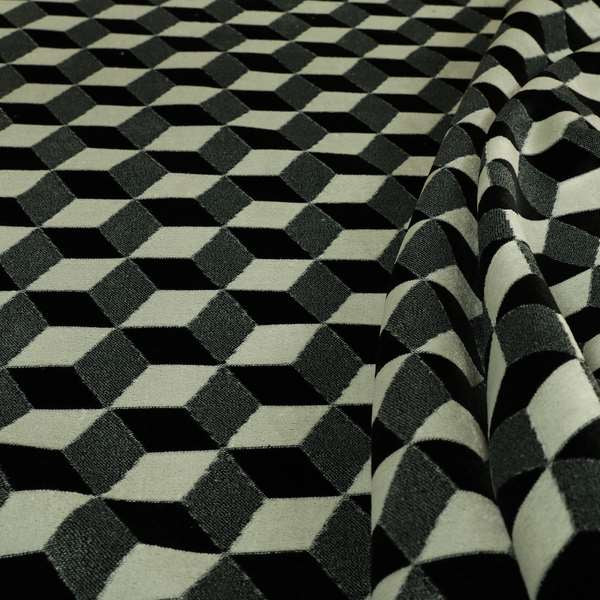 A00084 Black White