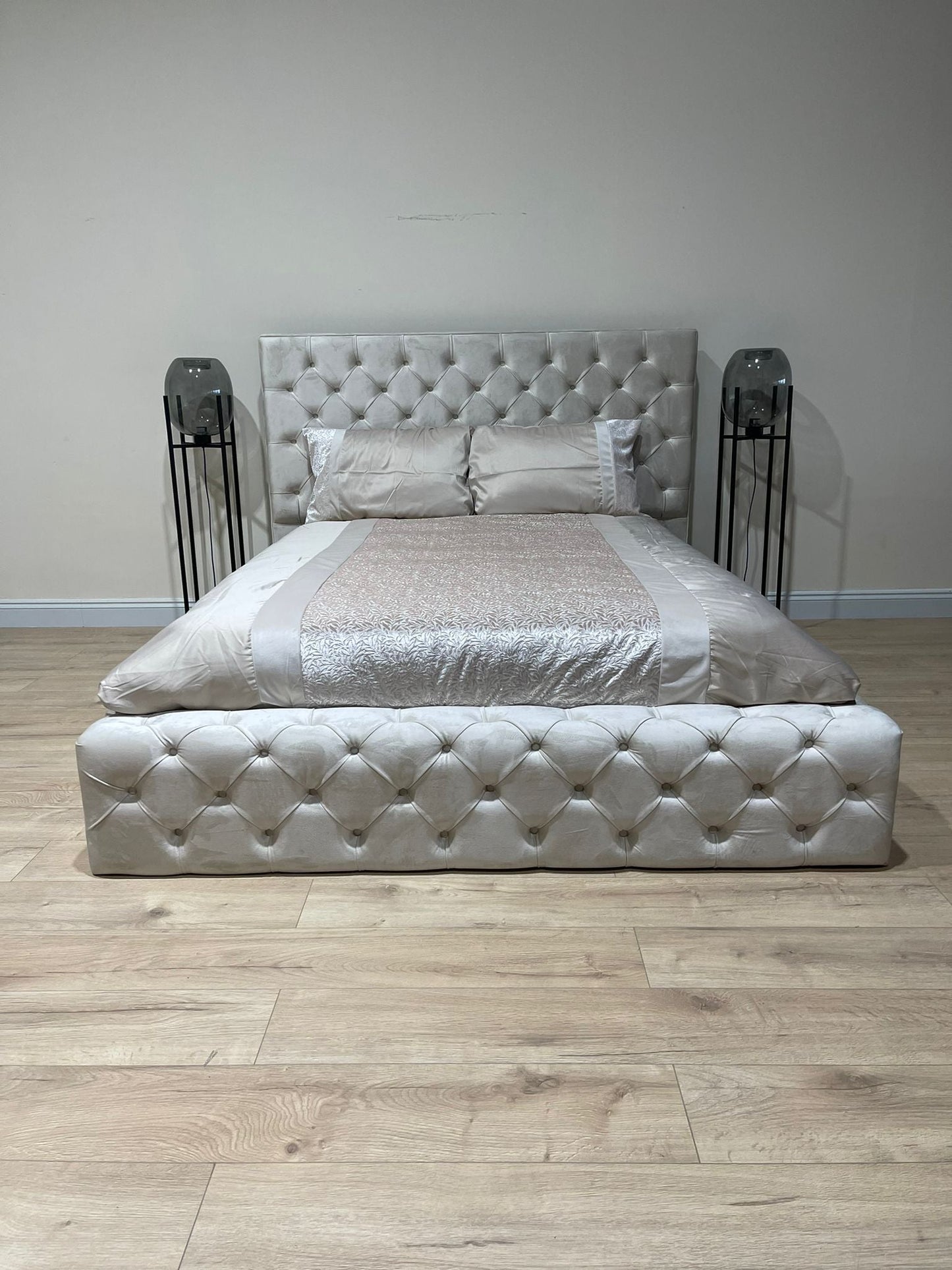 Creamy white bose bed chesterfield tufted matching buttons