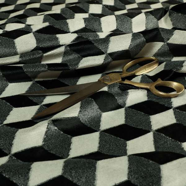 A00084 Black White